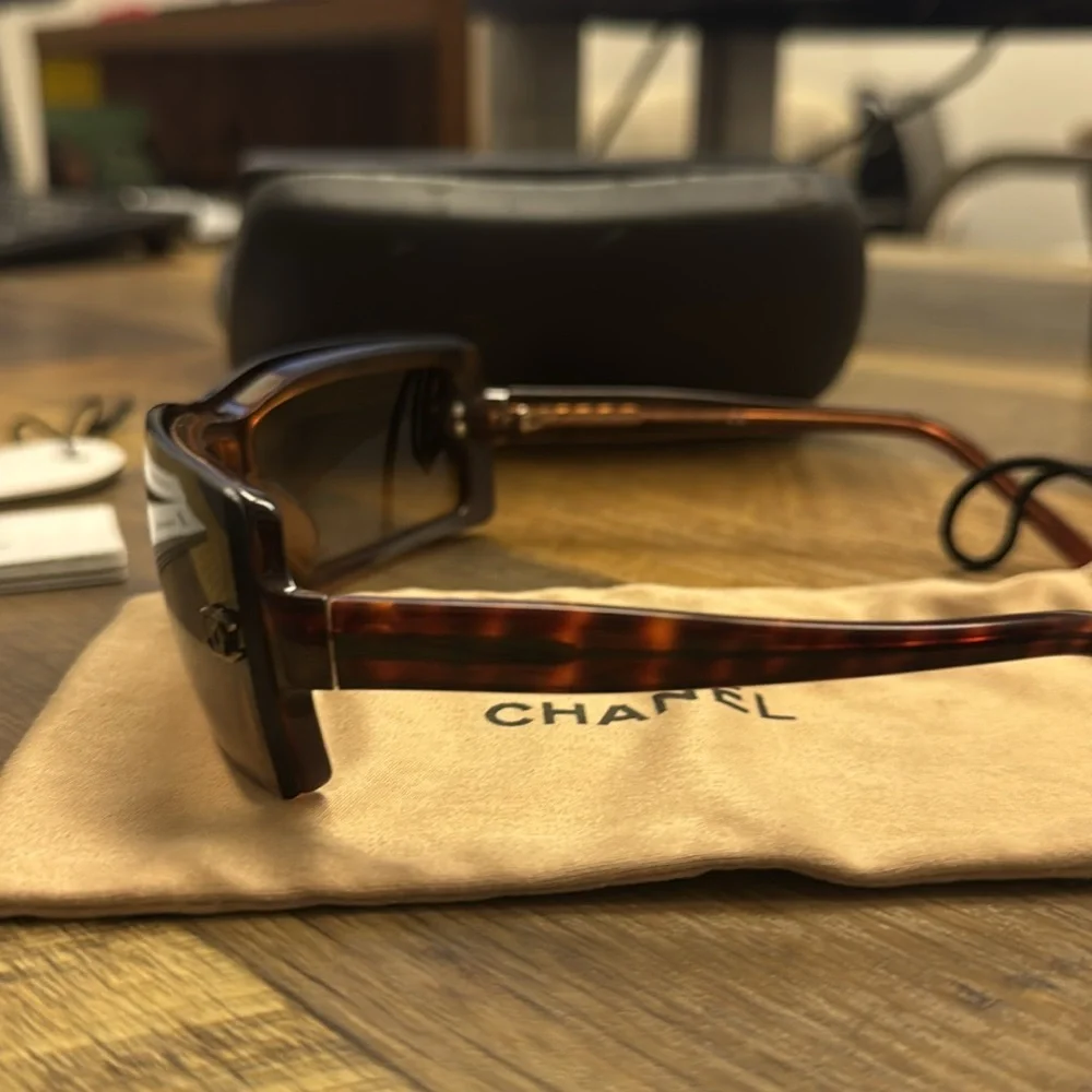 CHANEL Tortoise Sunglasses - Picture 6 of 12